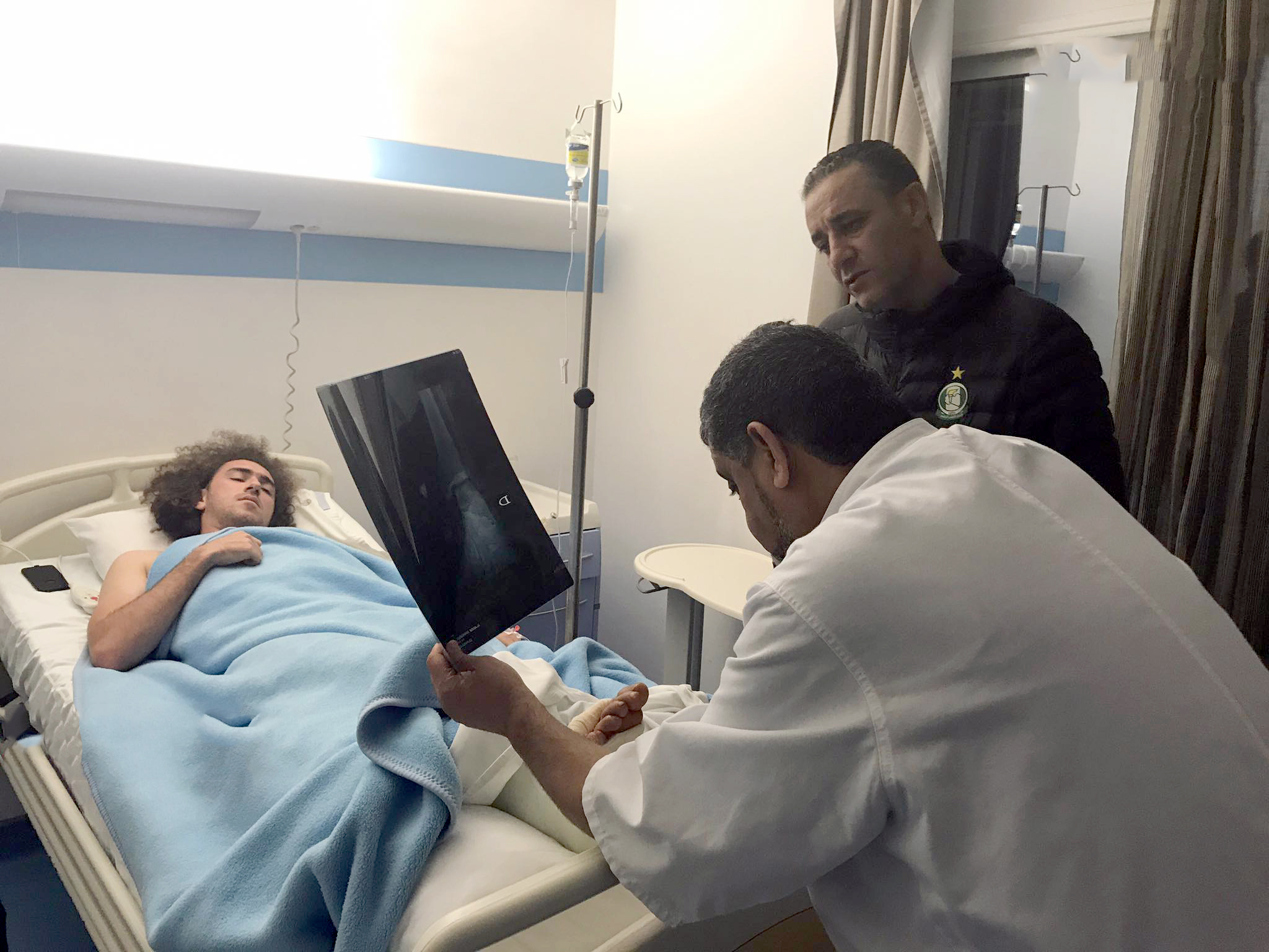بالفيديو: «شنيور» يرعب نجم أهلي طرابلس على فراش العملية