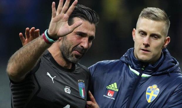 بالفيديو: ماذا قال دي روسي لمدرب إيطاليا وكيف بكى بوفون بعد «الكارثة»