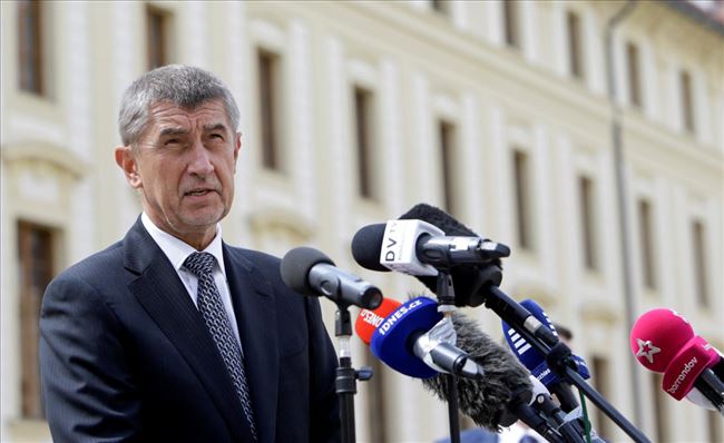 رئيس وزراء التشيك يعلن نيته إرسال عسكريين إلى ليبيا