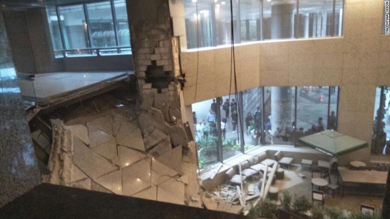 انهيار طابق بمبنى بورصة إندونيسيا يوقع عشرات المصابين