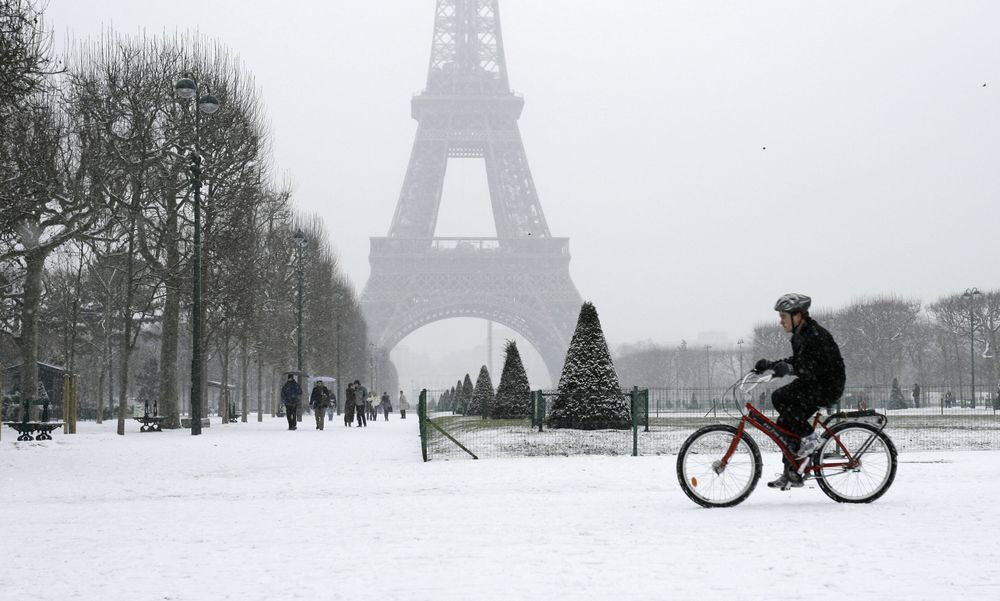 بالصور: الثلوج تتسبب في حالة من الفوضى بفرنسا