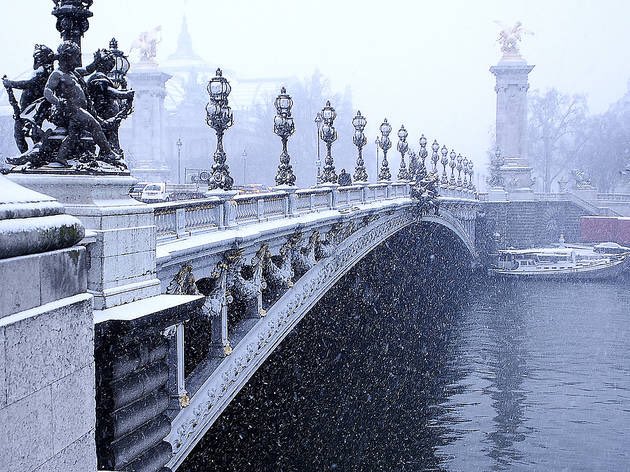 بالصور: الثلوج تتسبب في حالة من الفوضى بفرنسا