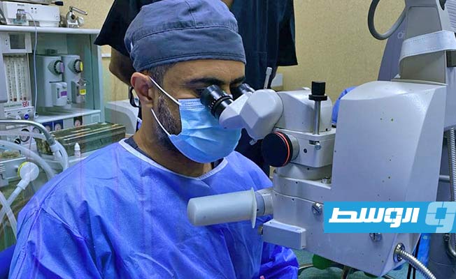 طبيب زائر يجري 50 جراحة لأمراض العيون في سبها