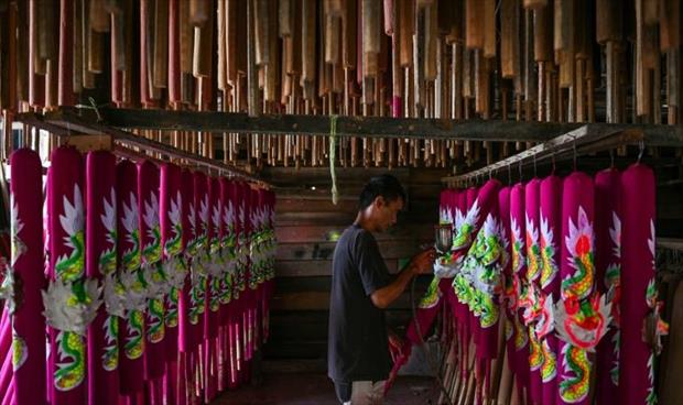 تراجع صناعة عصي البخور يدويا في ماليزيا