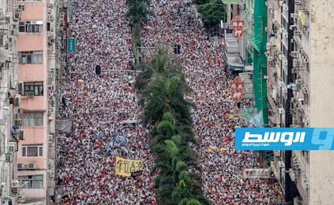 عشرات الآلاف يحاصرون المجلس التشريعي في هونغ كونغ (فيديو)