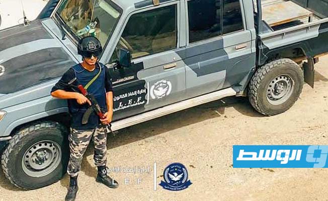 سيارة شرطة تابعة لإدارة إنفاذ القانون تؤمن موقع تنفيذ مشروع بمنطقة الظهرة (وزارة الداخلية في حكومة الدبيبة)