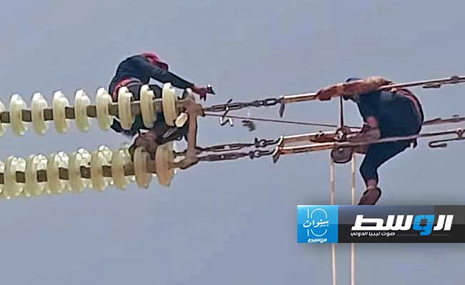 من أعمال مد أسلاك كهرباء على خط الرويس - أبوعرقوب، 29 يونيو 2024. (شركة الكهرباء)
