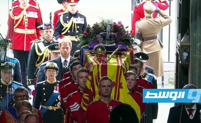 الملك تشارلز يغادر كنيسة سانت جورج بعد انتهاء مراسم دفن الملكة إليزابيث
