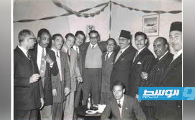 مع أول مدرسين مصريين وصلوا بنغازي سنة 1952 ويظهر في الصورة الاستاذ محمد السعداوية