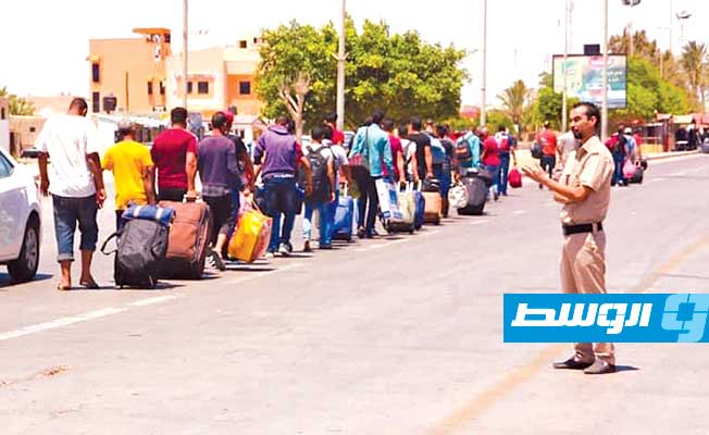 مغادرة عالقين تونسيين عبر منفذ رأس اجدير