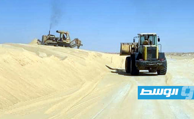 مؤسسة النفط تكلف شركة محلية لإزالة الرمال من على الطريق الرابط بين مرادة وزلة