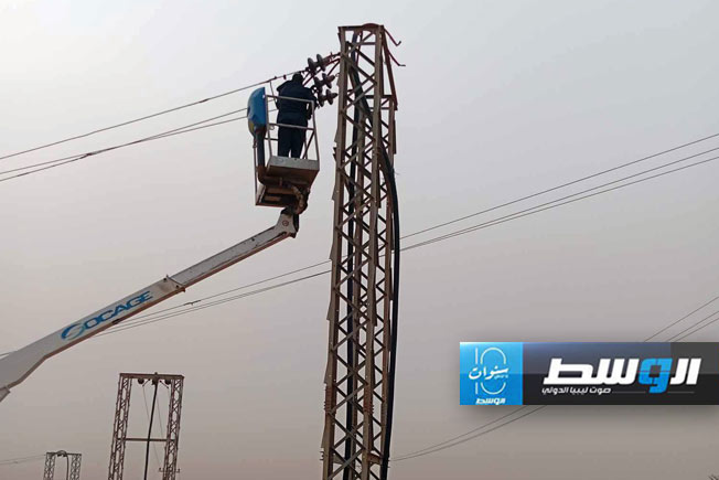 من عملية إصلاح عطل في الشبكة الكهربائية بالعاصمة طرابلس، 15 أبريل 2024. (الشركة العامة للكهرباء)