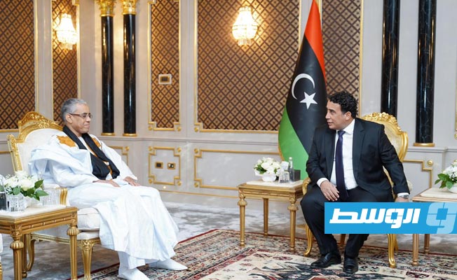 المنفي مع سفير موريتانيا محمد بابانه خلال تقديم الأخير أوراقه سفيرًا لدى ليبيا، 27 يناير 2024 (المجلس الرئاسي)