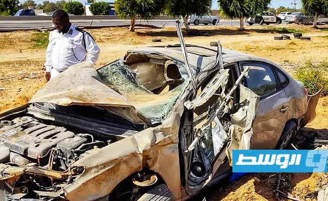 سيارة محطمة بعد وقوع حادث تصادم بطريق المطار، 9 أكتوبر 2022. (مديرية أمن طرابلس)