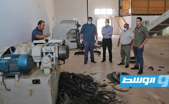 بالصور: بلدية بنغازي تشرع في أعمال إعادة تدوير الإطارات التالفة