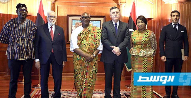 صورة تذكارية مع سفير غانا