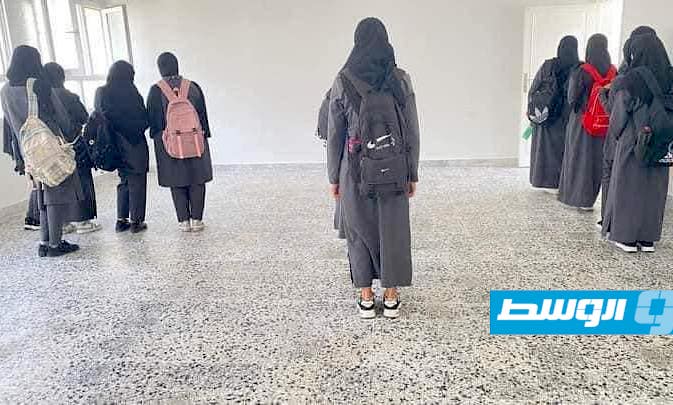 مدرسة ثانوية للبنات في طرابلس تستأنف الدراسة من دون مقاعد وسبورة حائط