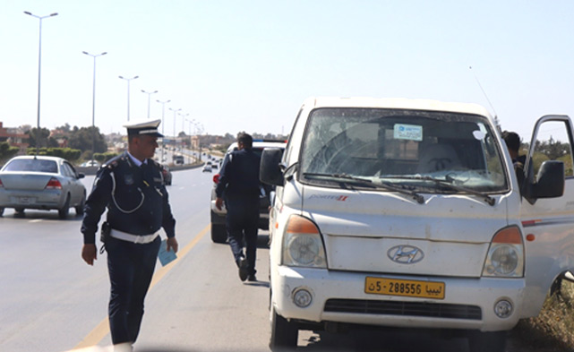 دوريات لمتابعة السيارات التي تسير في اتجاه معاكس بطريق المطار، 25 ديسمبر 2023. (مديرية أمن طرابلس)
