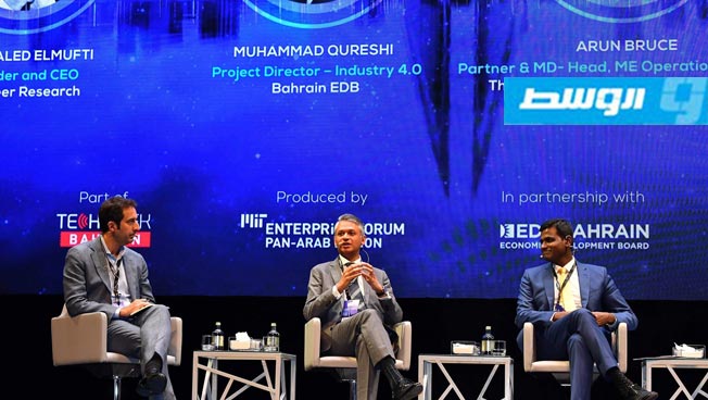 خالد المفتي (يسار) خلال مشاركة تطوير للأبحاث في منتدى الابتكار العالمي، المنامة (أ ف ب)