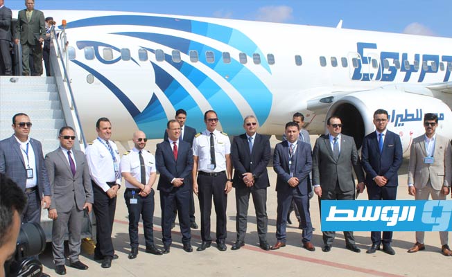 صورة تذكارية لطاقم طائرة مصر للطيران مع مسؤولي مطار بنينا، 18 أبريل 2022، (صفحة المطار على فيسبوك)