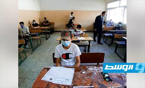 طلاب يؤدون امتحانات الإعدادية في إحدى مدارس البيضاء