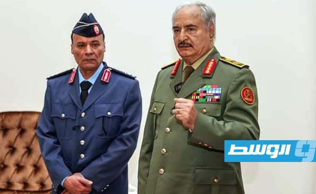 المشير خليفة حفتر لدى استقباله الفريق طيار عامر الجقم في بنغازي، 27 ديسمبر 2022، (القيادة العامة)