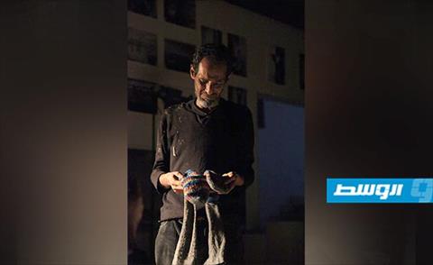 عرض مسرحية «مكان مع البهائم» على خشبة مسرح تجمع تاناروت فى بنغازي (فيسبوك)