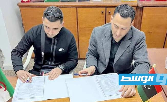 لقطة توقيع العقد مع المدرب الجزائري محمد بن والي مدرب المنتخب الليبي للشراع. (أرشيفية: الإنترنت)