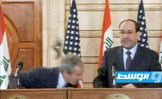 بوش يتفادى الحذاء الذي قذفه به الصحفي العراقي منتظر الزيدي خلال مؤتمر صحفي مشترك مع رئيس الوزراء العراقي نوري المالكي في 14 ديسمبر 2008. (أرشيفية: رويترز)