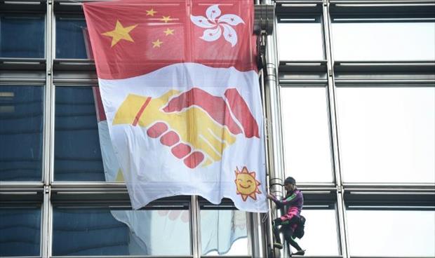 «سبايدرمان» الفرنسي يدعو للسلام في هونغ كونغ