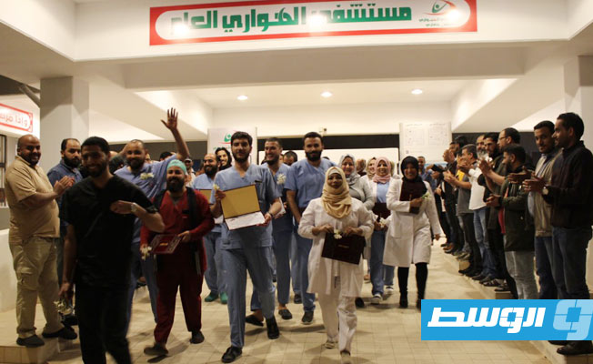 بالصور: مستشفى الهواري يكرم الطاقم الطبي بعد خروجه من الحجر الصحي