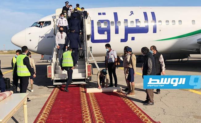 جانب من نقل مشاركين في الملتقى السياسي الليبي بجنيف عبر شركة «طيران البراق». (الشركة)