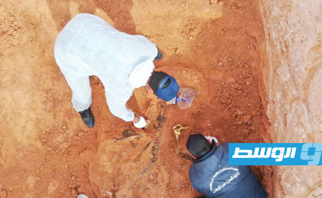 انتشال جثة مدفونة بمقبرة فردية بترهونة, 10 مارس 2021. (الهيئة العامة للبحث والتعرف على المفقودين)