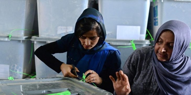الأفغان يتمسكون بصناديق الاقتراع و«طالبان» ترد بصناديق الذخيرة