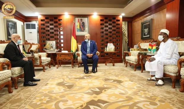 عقيلة صالح يلتقي رئيس غينيا في كوناكري