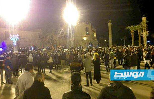 مواطنون يتظاهرون في ميدان الشهداء عقب قصف صواريخ غراد على العاصمة