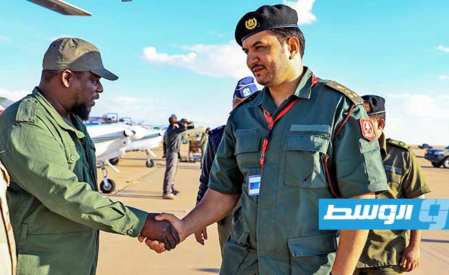 صدام حفتر أثناء تفقده قاعدة الجفرة الجوية رفقة عدد من العسكريين التابعين للقيادة العامة. (شعبة الإعلام الحربي)