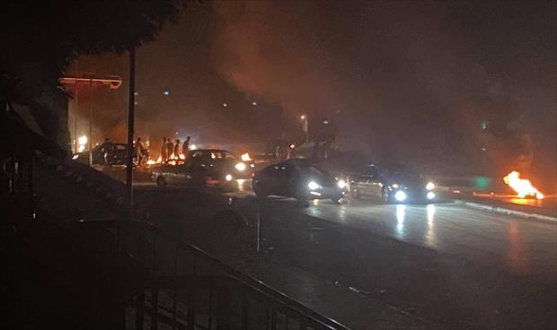 شباب في سوق الجمعة يضرمون النار في إطارات السيارات احتجاجا على انقطاع الكهرباء