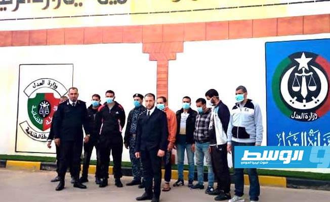 ترحيل 8 سجناء مصريين من سجن عين زارة الرئيسي إلى بلادهم