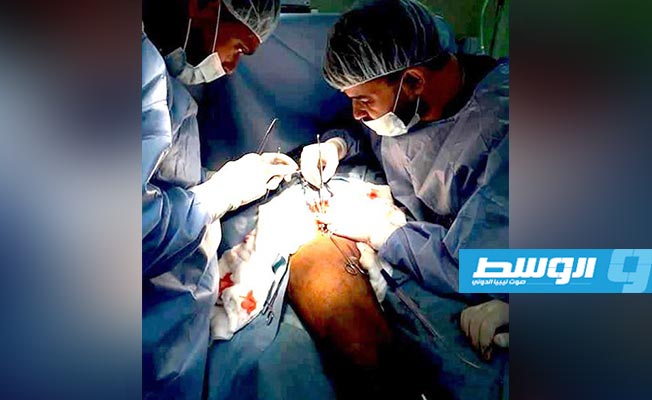 جراحة دقيقة تنقذ ساق مريض من «البتر» في «زليتن التعليمي»