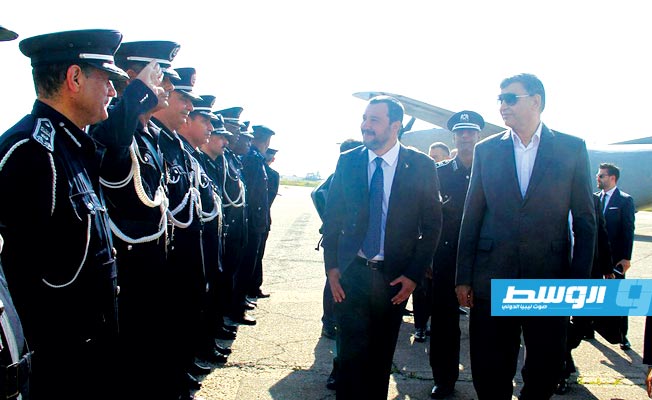 وزير الداخلية المفوض خلال استعراض حرس الشرف مع الضيف الإيطالي. (الحساب الرسمي لوزارة الداخلية الليبية)