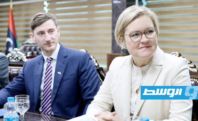 السفيرة البريطانية لدى ليبيا كارولاين هور في لقاء مع المنفي في طرابلس اليوم الأحد، 27 نوفمبر 2022. (المجلس الرئاسي)