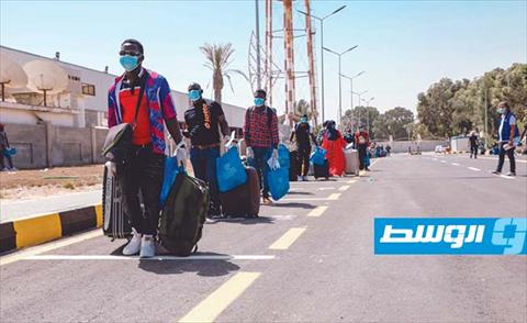 انطلاق أولى رحلات إعادة مهاجرين في ليبيا إلى بلادهم بعد توقف 5 أشهر