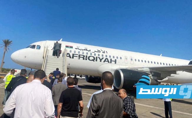 طائرة الخطوط الأفريقية التي وصلت مطار القاهرة قبل إقلاعها من مطار معيتيقة، الخميس 30 سبتمبر 2021. (وزارة المواصلات)