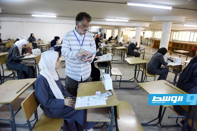 طالبة تتسلم ورقة الأسئلة في أحد لجان الثانوية العامة. (وزارة التعليم بحكومة الوفاق)
