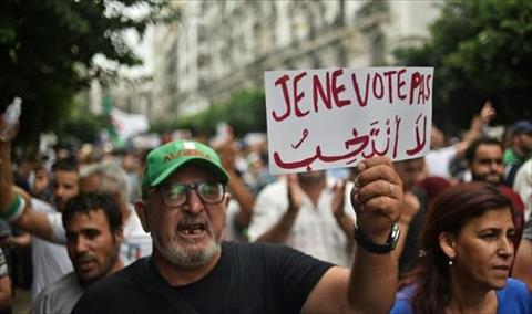 جزائريون يرفضون الانتخابات الرئاسية في الأسبوع الثلاثين للاحتجاجات