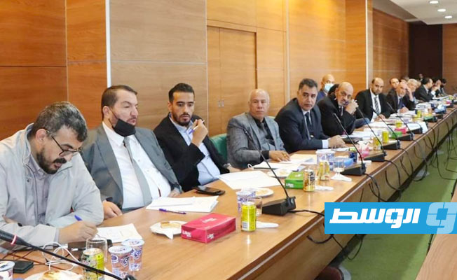 من اجتماع أبوجناح مع عمداء بلديات المدن الأمازيغية وعدد من المسؤولين التنفيذيين، 24 نوفمبر 2021. (المركز الإعلامي لوزارات وهيئات ومؤسسات حكومة ليبيا)