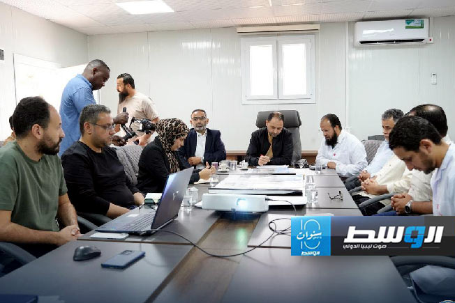 اجتماع العريبي مع مسؤولي المركز الوطني للأورام في بنغازي. (الحكومة المكلفة من مجلس النواب)