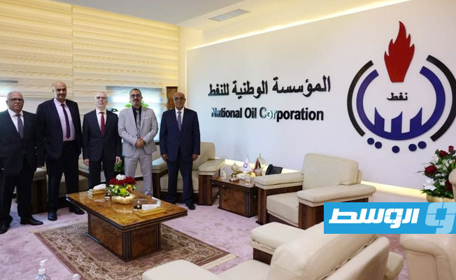 جانب من لقاء صنع الله، مع رئيس لجنة الإدارة لشركة الخليج العربي للنفط صلاح القطراني, 3 أكتوبر 2021. (المؤسسة الوطنية للنفط)