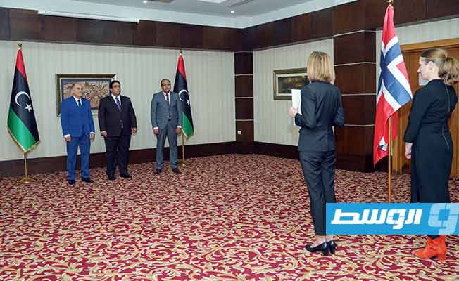 المنفي يتسلم أوراق اعتماد عدد من السفراء الجدد لدى ليبيا